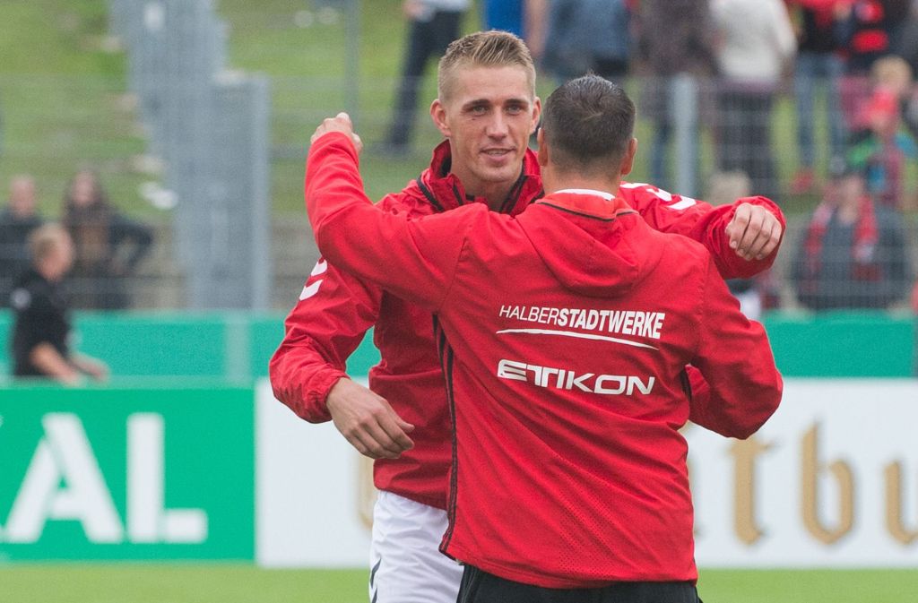 Familientreffen in Halberstadt: Freiburgs Torjäger Nils Petersen umarmt seinen Vater Andreas, Trainer des VfB Halberstadt, vor dem Spiel.