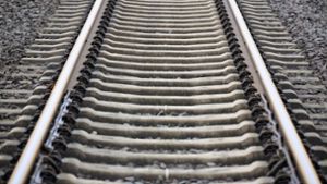 Unbekannte legen Betonplatte auf Gleise – Zug stößt dagegen