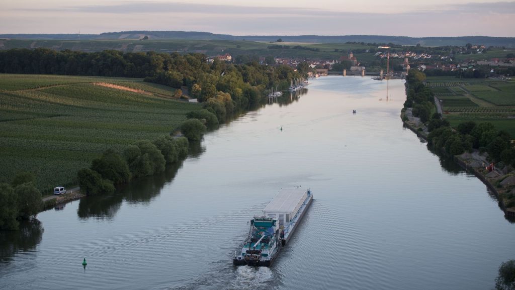 Castor-Transport auf dem Neckar: Spezialschiff holt dritte Atommüll-Ladung ab