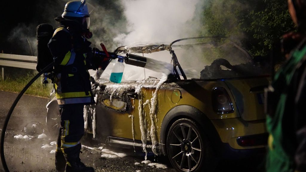 A 8 bei Kirchheim: Auto brennt komplett aus
