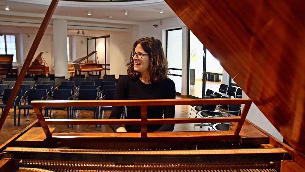 Neue Kuratorin im Musikinstrumentenmuseum: Señora Alonso bringt dem Graf die  Klaviertöne bei