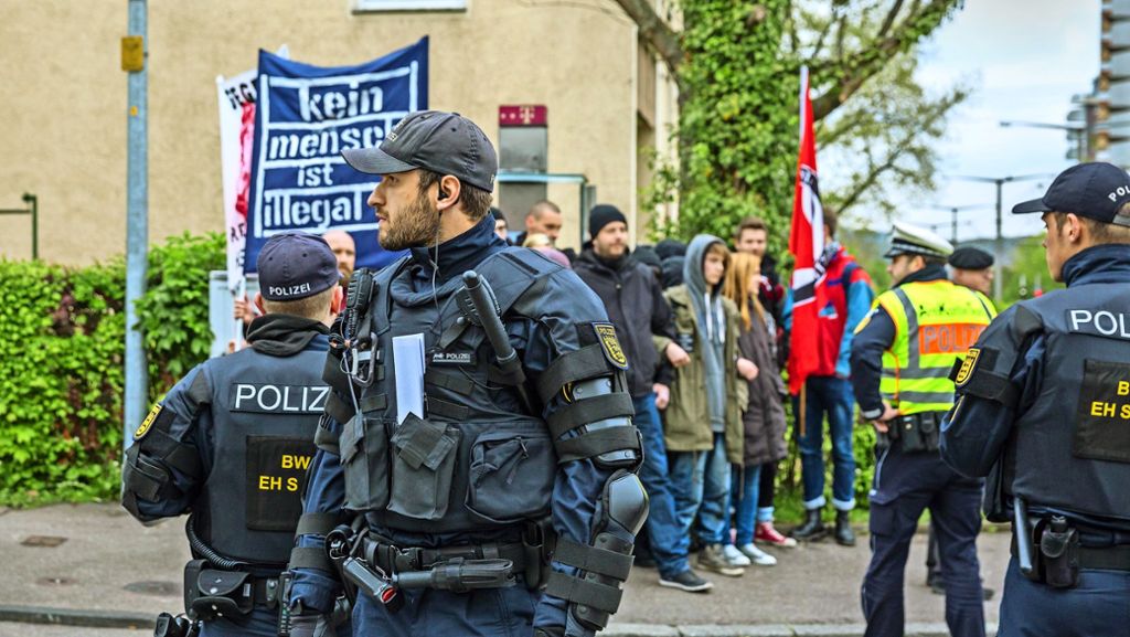 Wahlkampfauftakt der AfD in Stuttgart: Stadtrat Brett von Demonstranten attackiert