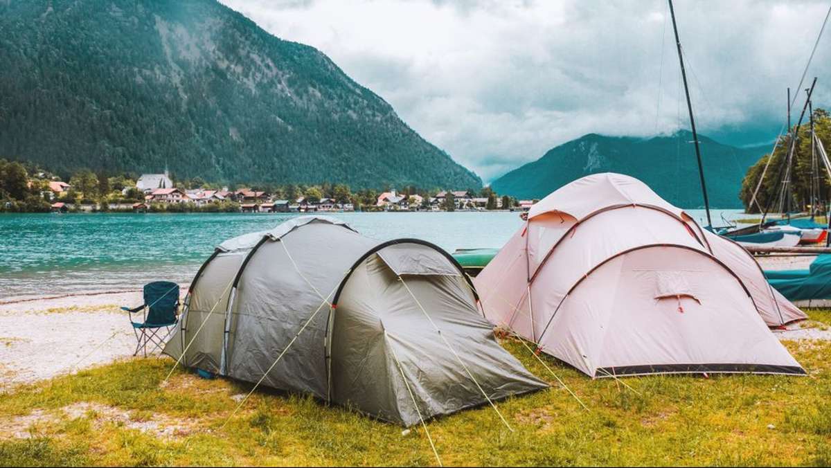 Camper am Alpensee in Bayern vor malerischer Bergkulisse.