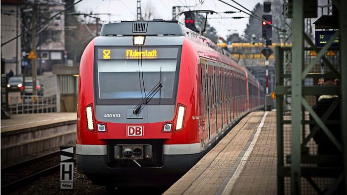 Linie 2 in Endersbach: Trio verprügelt Reisende in S-Bahn