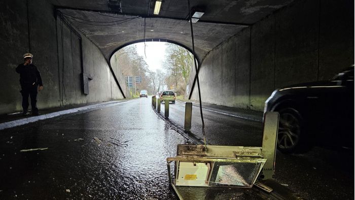 Abschleppdienst reißt mit Kran Lampen im Tunnel herunter
