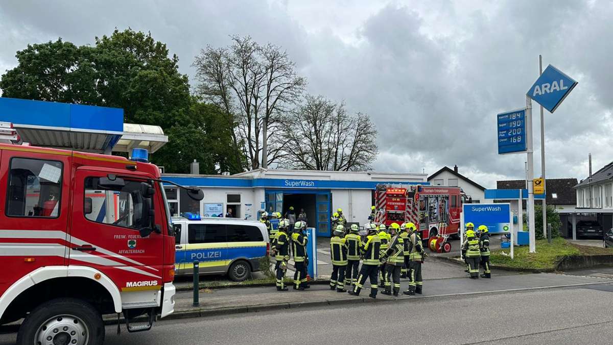 Kurioser Unfall in Erdmannhausen: Senior rast in  Waschanlage