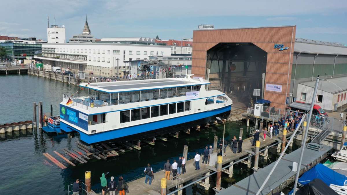 Bodenseeschifffahrt: Erstes E-Fahrgastschiff sticht in See