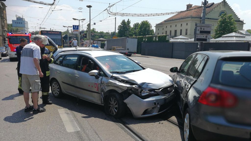 Unfall in Bad Cannstatt: Rotlicht missachtet – drei Verletzte