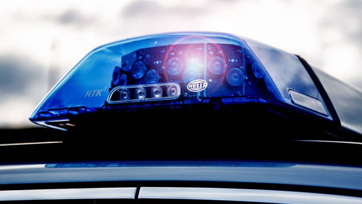 Leonberger Polizei sucht Zeugen: Dieb hebelt Auto auf und stiehlt Parfum