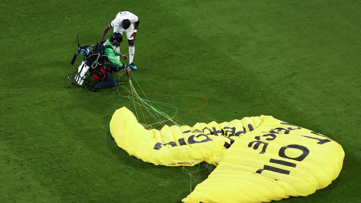 Fallschirmabsprung beim EM-Spiel Deutschland – Frankreich: Warum diese Greenpeace-Aktion so gefährlich schief lief
