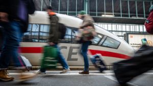 Nötigung am Stuttgarter Hauptbahnhof: Reisender klammert sich an Bein eines Zugbegleiters