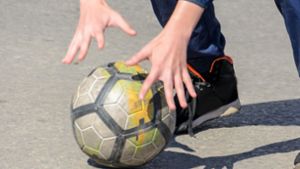 Unfall in Stuttgart: Kind rennt Ball hinterher – und wird angefahren