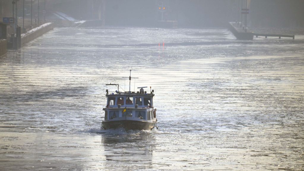 Frachtschiffe liegen fest: Frost behindert Schifffahrt auf dem Neckar