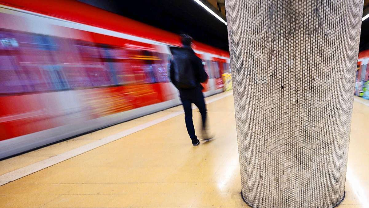 Bahnhof Marbach: Mann steigt zu spät in Zug und verletzt sich