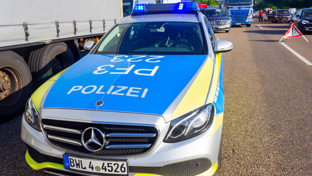 A6 nach Heilbronn: Umgekippter Lkw mit 20 Tonnen Holz blockiert Autobahn