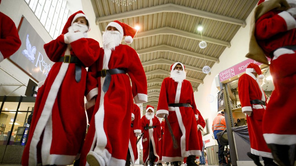 Weihnachtsmänner in Stuttgart: Kleine Geschenke als Entschuldigung der Bahn