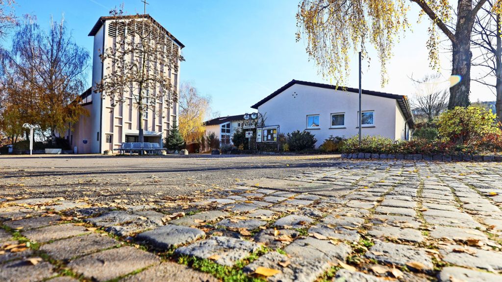 Planung in Gerlingen: Große und kleine Steine  vor der Kirche