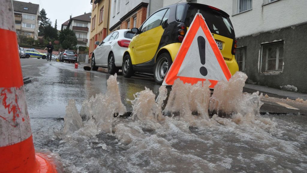 Stuttgart-Untertürkheim: Wasserrohrbruch überflutet und unterspült Straße