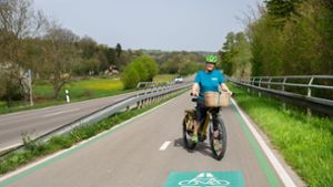 Radtrasse durch das Neckartal im Kreis Esslingen: Wie man heute auf dem künftigen Radschnellweg  ausgebremst wird