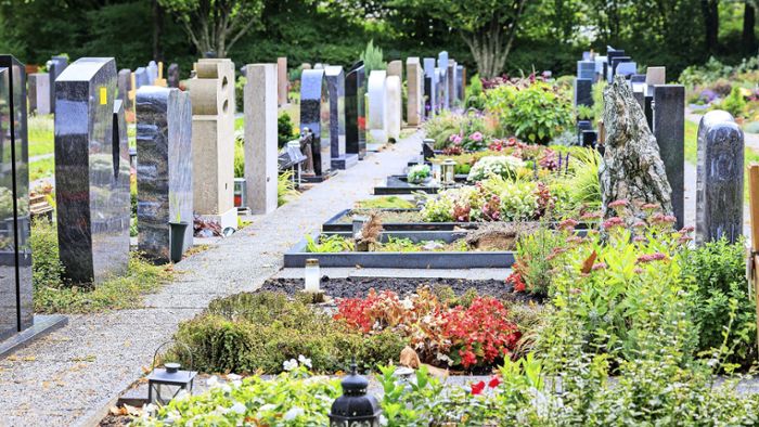 Sicherheit auf Friedhöfen: Grabmale werden auf ihre Standfestigkeit geprüft