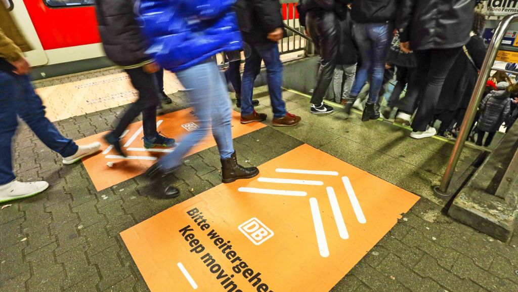 Bodenaufkleber am Ludwigsburger Bahnhof: Der wirklich wahre Grund für verspätete S-Bahnen