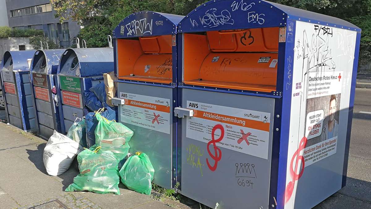 Sammelcontainer in Stuttgart: Kleidersammler kämpfen gegen illegalen Müll