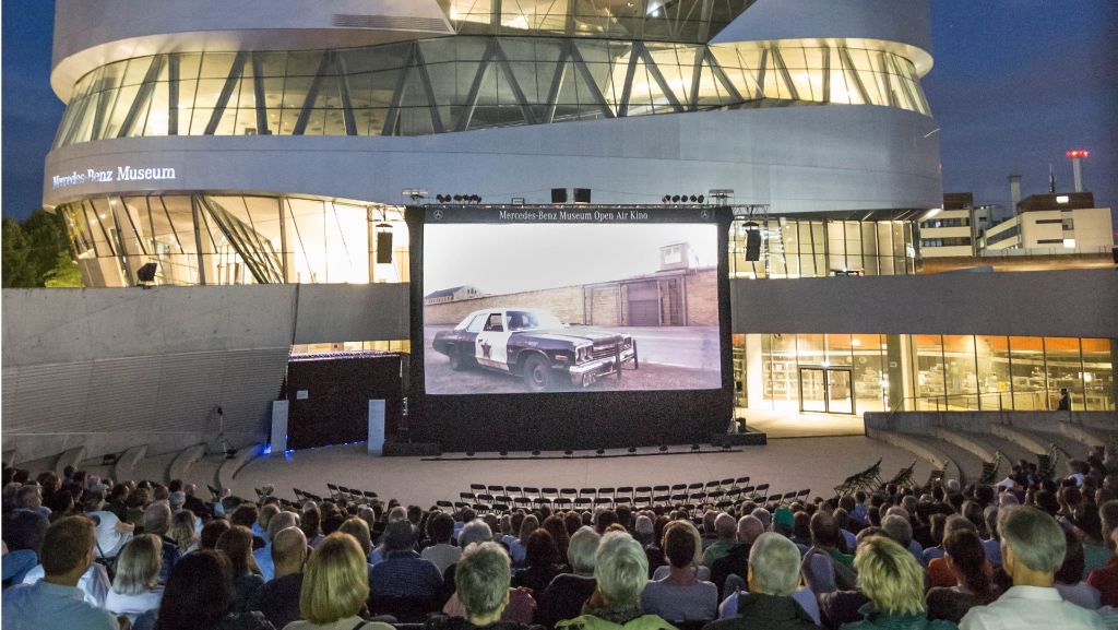 Open-Air-Kino am Mercedes-Benz-Museum: Schwarze Anzüge auf weißer Leinwand