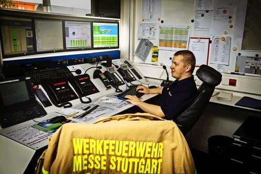 Robert Koker of the plant fire department of Messe Stuttgart uses the new software Photo: Lichtgut / Achim Zweygarth