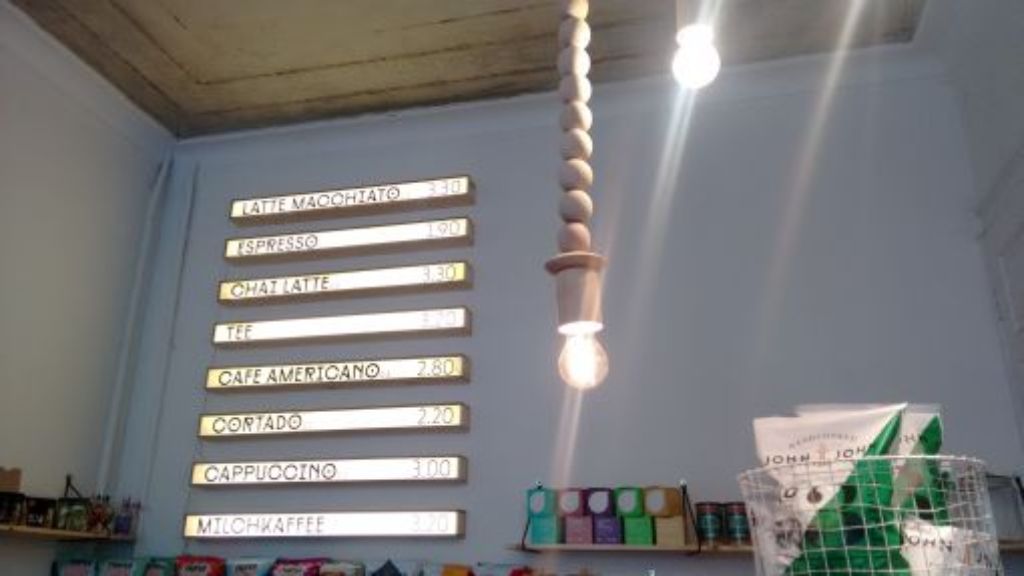 Kaffee, Lampen, hohe Decken: Schickes Design im Kiosko.