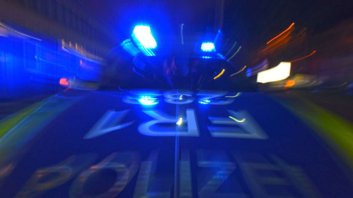 Stuttgart-West: 20-Jährige streift Auto und begeht Fahrerflucht