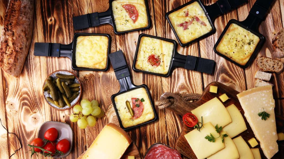 Ein einfaches und besonders gemütliches Essen im Winter ist Raclette. Wie viel Käse und welche Sorten Sie dabei einplanen sollten, erfahren Sie hier.