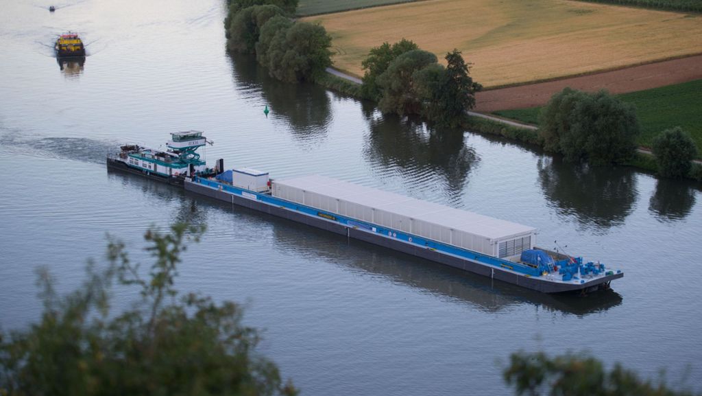 Auf dem Neckar: Schiff für ersten Atommüll-Transport unterwegs