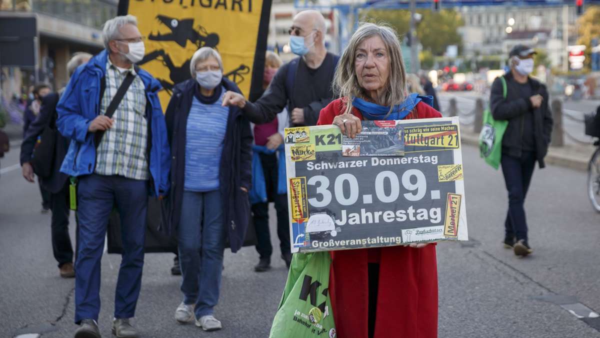 Stuttgart 21: Zehn Jahre „Schwarzer Donnerstag“: Hunderte demonstrieren am Stuttgarter Bahnhof