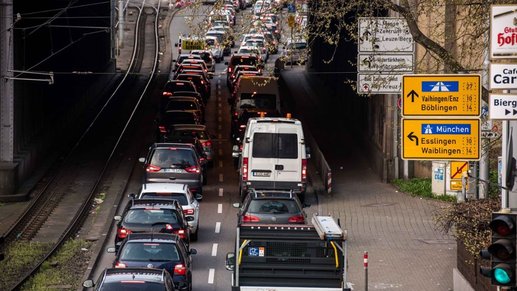 Luftreinhaltung in Stuttgart: Minister Hermann verteidigt Plan für Fahrverbote