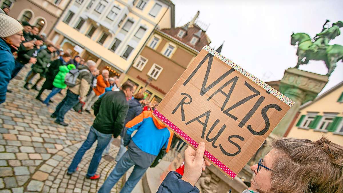 Demo in Esslingen: Mahnwache gegen Rechtsextremismus am Postmichelbrunnen