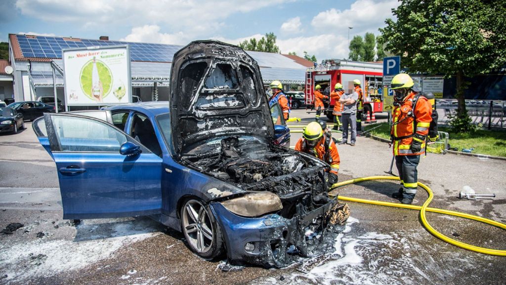 Kreis Esslingen: BMW brennt auf Parkplatz komplett aus