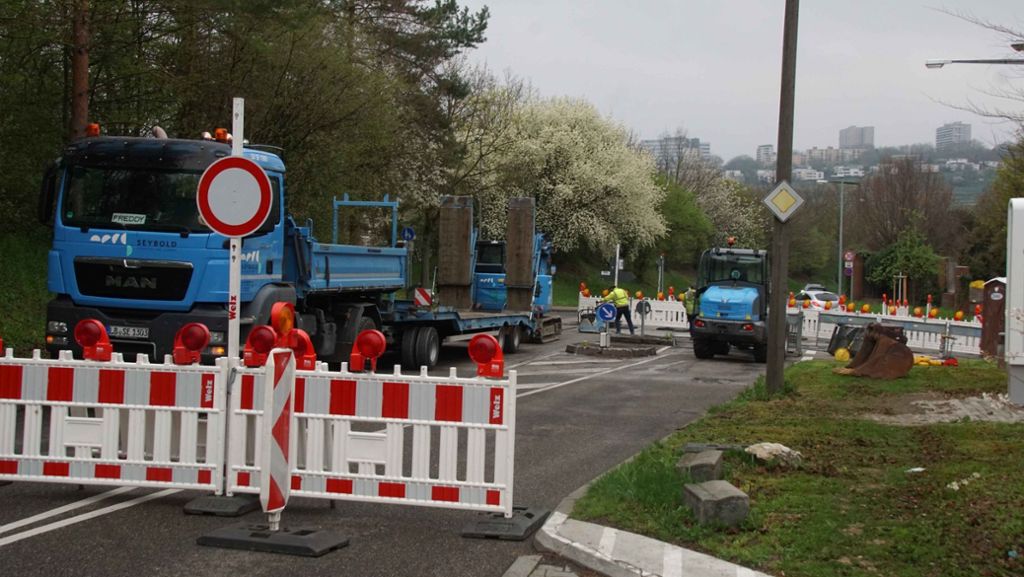 Nach tödlichem Unfall in Stuttgart: An der Unfallstelle wird eine Ampel aufgebaut