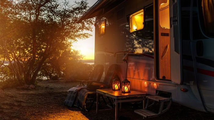 Wer seinen Urlaub mobil im Wohnwagen oder Wohnmobil verbringen möchte, sucht sich einen möglichst schönen Campingplatz.