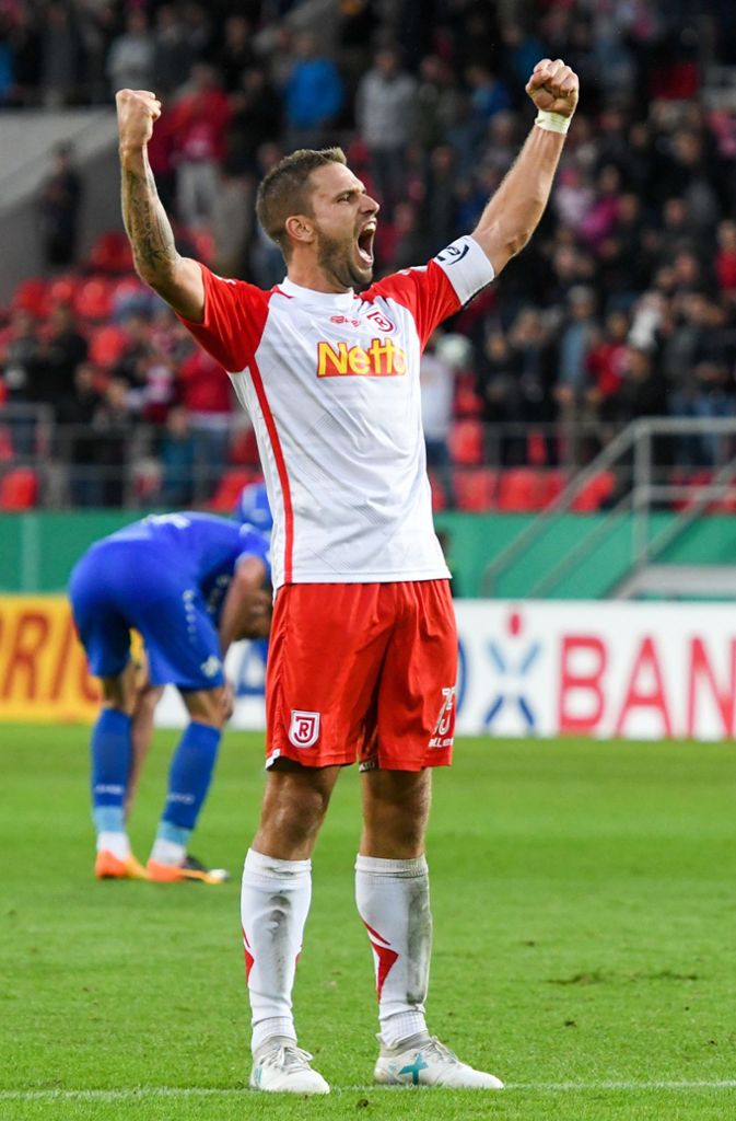 Großer Erfolg, große Geste: Marco Grüttner von Jahn Regensburg jubelt nach seinem Treffer zum 3:1 gegen Zweitliga-Konkurrent SV Darmstadt 98.
