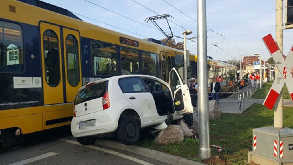 Unfall in Stuttgart-Zuffenhausen: Auto kracht gegen Stadtbahn