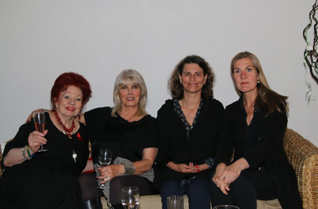 Wirtin Laura Halding-Hoppenheit, Fotokünstlerin Silvie Brucklacher-Gunzenhäußer, MdLBrigitte Lösch, Bezirksvorsteherin Veronika Kienzle (von links).