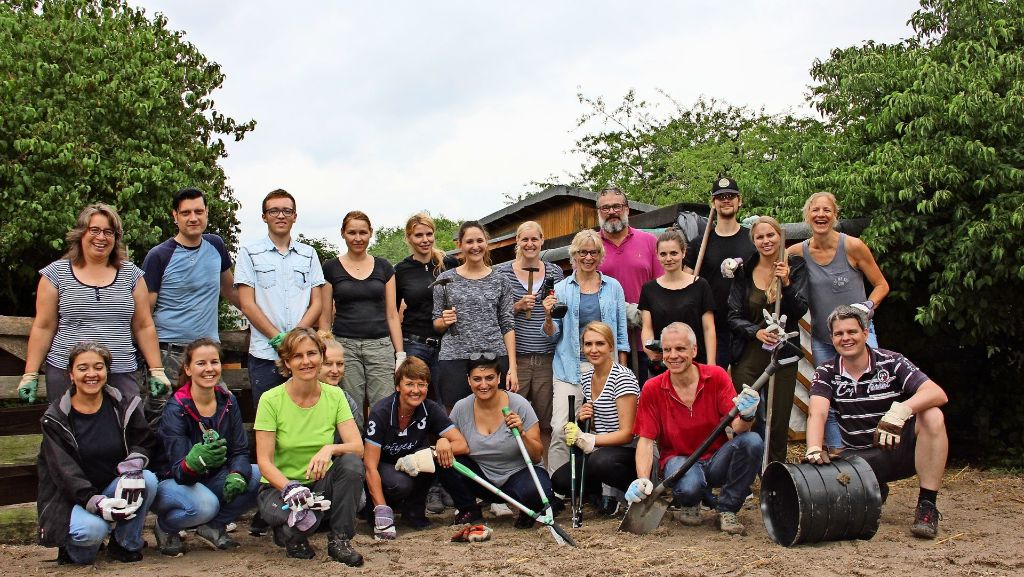 Klett-Mitarbeiter im Einsatz   auf der  Jugendfarm Weilimdorf: Helfer  bringen Jugendfarm in Schuss
