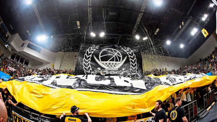 MHP Riesen Fanclub Barock Pirates: 10 Jahren Stimmung und ein bisschen Anarchie