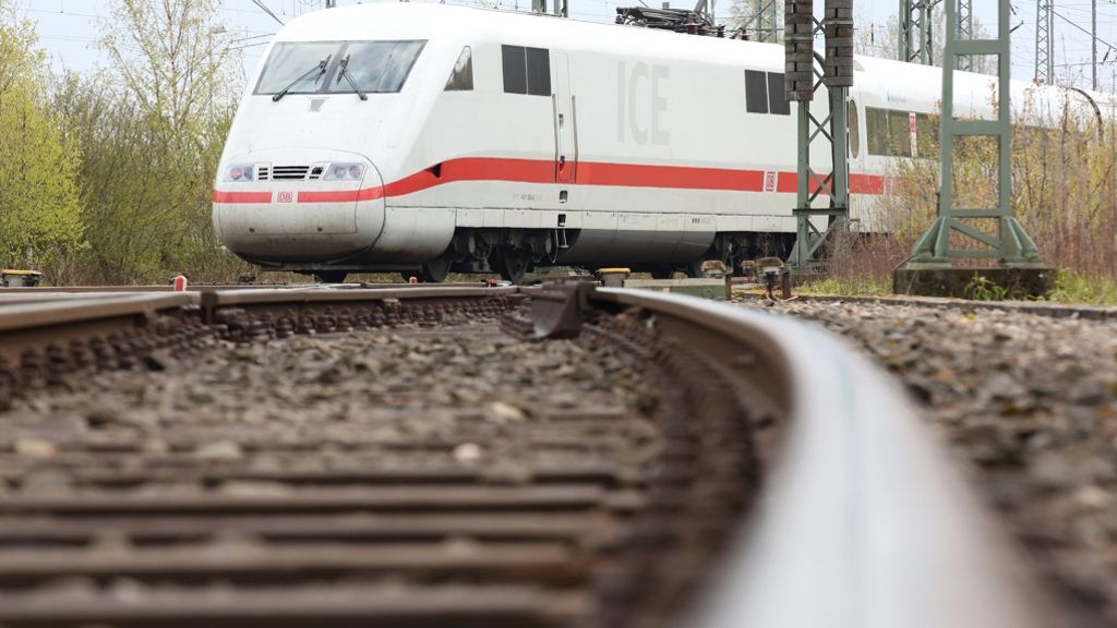 Lokführer vergisst Halt in Freiburg: ICE rauscht durch Bahnhof und lässt Reisende stehen