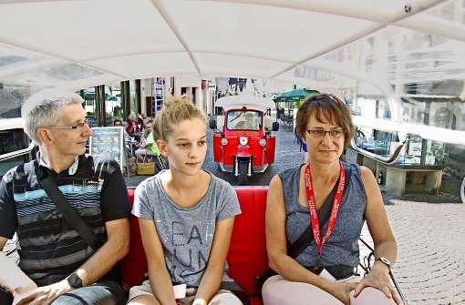Martin, Simone und Heike Bischoff genießen die Tuk-Tuk-Tour durch Marbach am Neckar. Foto: Ralf Recklies