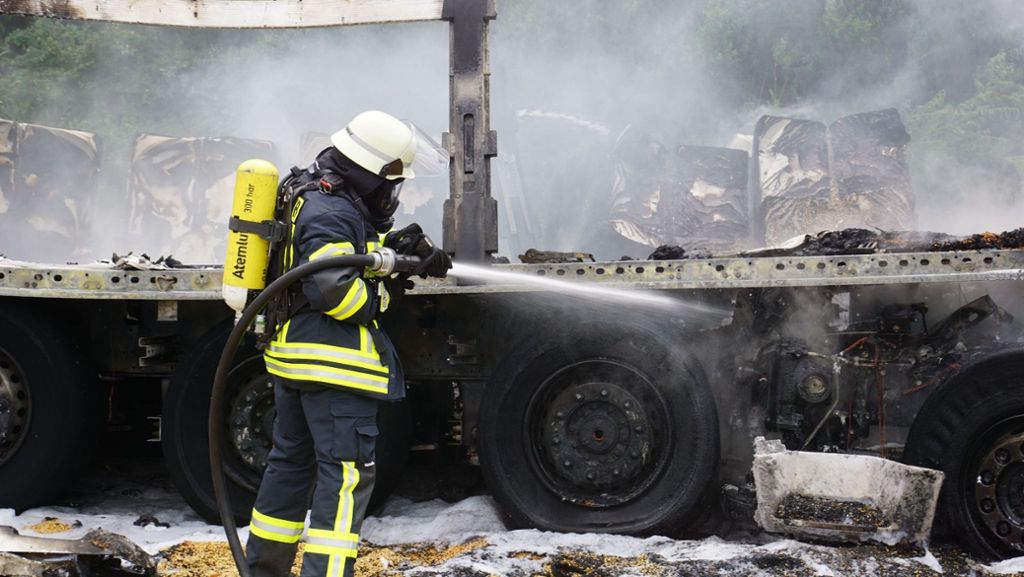 A8 bei Gruibingen: Lastwagen gehen nach Unfall in Flammen auf