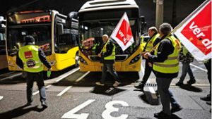 Streik bei Bus und Bahn: Prüflinge und Lehrkräfte stehen zum Abi-Start im Stau