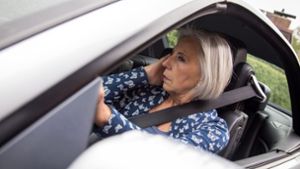 Heuschnupfen: Was bei Niesanfällen während der Autofahrt hilft