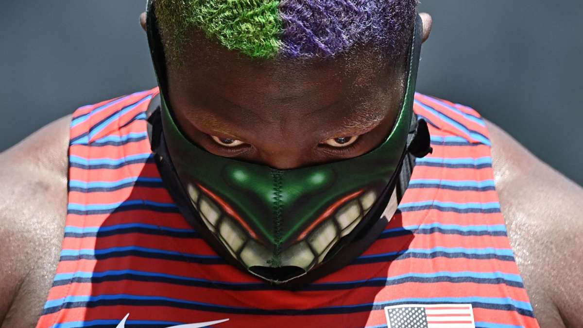 Kurioses bei Olympia 2021: Kugelstoßerin Saunders wird mit Hulk-Mundschutz zum Blickfang
