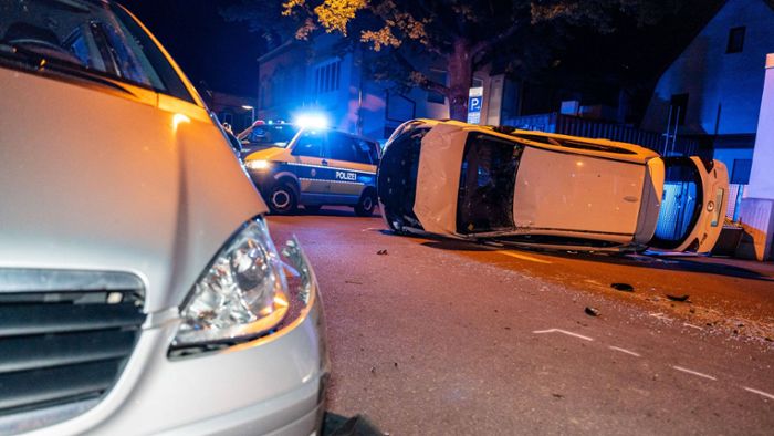 Unfall in Stuttgart-Möhringen: Mazda überschlägt sich – Fahrerin verletzt, Polizei sucht Zeugen